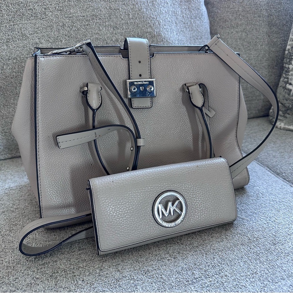 Michael Kors Hamilton Bag + Wallet Set Light Grey Pebbled Leather Quiet Luxury